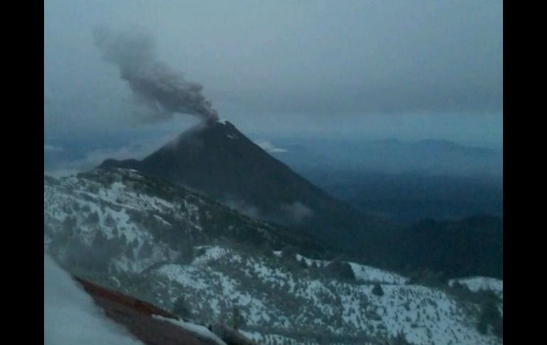 La semana pasada se efectuó un vuelo sobre el coloso, observándose que la cima del domo de lava se ha destruido parcialmente. TWITTER / @PCJalisco
