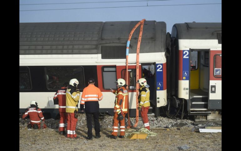 Varias ambulancias, bomberos y rescatistas han llegado al lugar del accidente. EFE / E. Leanza