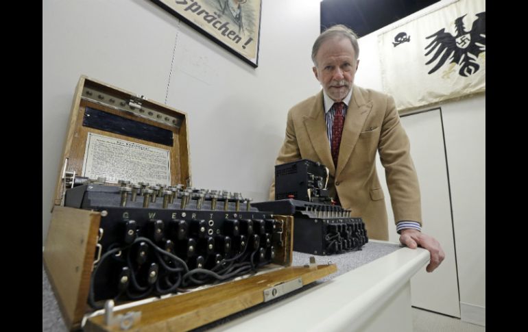 El fundador del Museo de la Segunda Guerra Mundial, Kenneth Rendell, posa con una de las máquinas codificadoras de la exposición. AP / E. Amendola