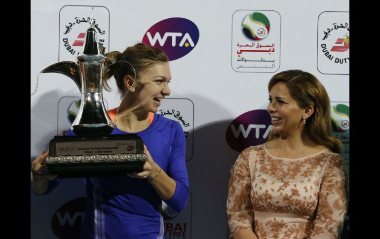 Simona Halep (izq.) posa con su trofeo en compañía de la princesa Haya Bint Al-Hussein (der.), esposa del mandatario de Dubai. AFP / K. Sahib
