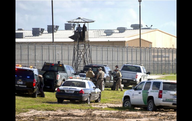 Oficiales de otros condados acudieron al Centro Correccional de Willacy, Texas, para controlar el levantamiento. AP / D. Pike