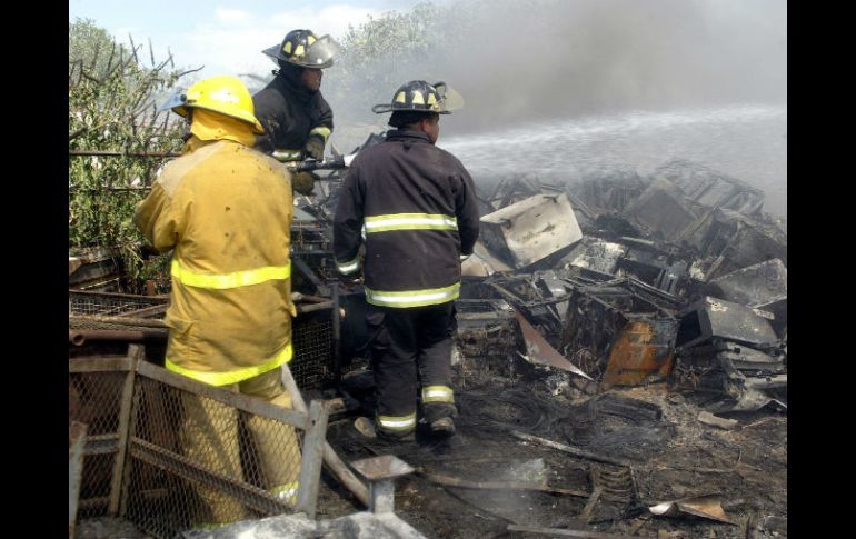 Tras el reporte de vecinos, una cuadrilla de bomberos corroboró el hecho y los oficiales comenzaron a extinguir el fuego. EL INFORMADOR / ARCHIVO