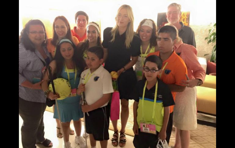 Los niños de la fundación tuvieron un emotivo encuentro con la bella tenista rusa, Maria Sharapova. FACEBOOK / Fundación MIRES