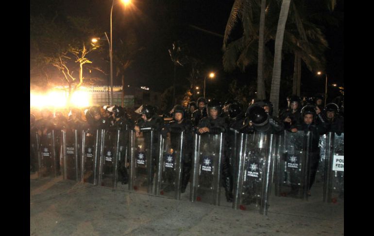 Fuerzas federales también desalojaron a maestros de la CETEG de las inmediaciones del Aeropuerto de Acapulco. NTX / J. Pazos