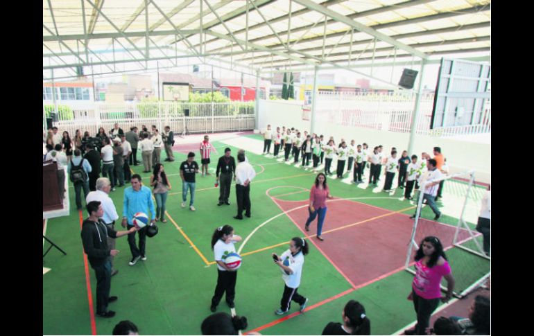 La nueva cancha es apta para la práctica de futbol, basquetbol y voleibol, entre otros deportes. EL INFORMADOR / E. Flores