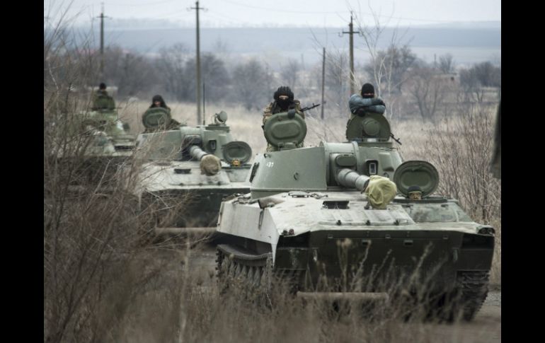 Varios rebeldes prorrusos comienzan el repliegue de armamento pesado en la localidad fronteriza de Olenivka, Donetsk, Ucrania. EFE / L. Piergiovanni