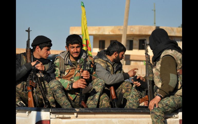 Milicianos de la YPG descansan tras pelea con el EI en el pueblo de Tal Hamis, al sureste de la ciudad Qameshli. AFP / D. Souleiman