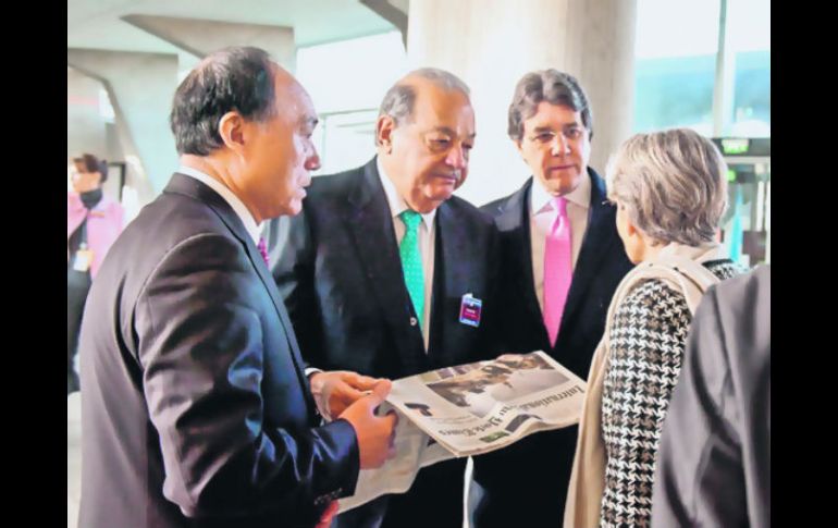 Carlos Slim Helú tras la reunión de la Comisión de Banda Ancha de la UIT, en París. ESPECIAL /