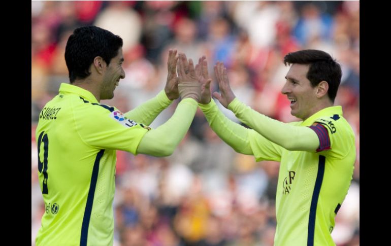 Lionel Messi celebra su anotación con su compañero de equipo Luis Suárez. AFP / J. Guerrero