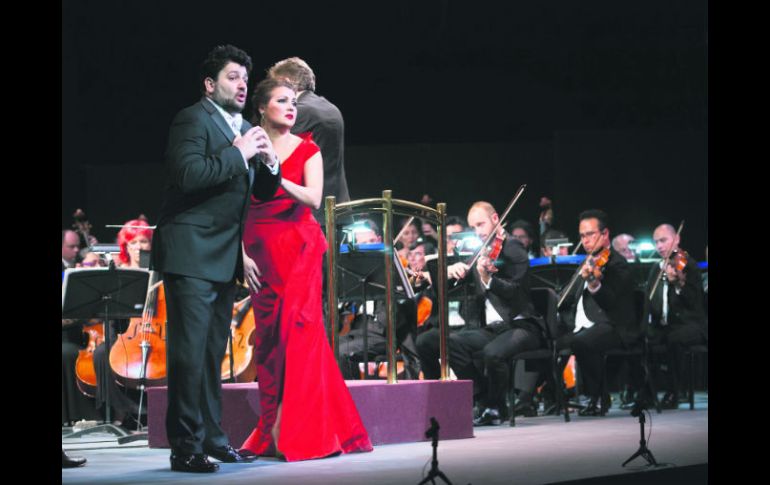 La rusa alternó con Yusif Eyvazov, su pareja; los duetos fueron las interpretaciones más aplaudidas. ESPECIAL / Teatro Diana / Y. Gómez