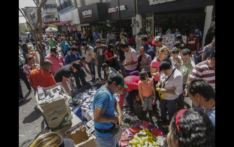 Vendedores ambulantes colocan sus mercancías a mitad del Andador Colón, entre Juárez y Madero. EL INFORMADOR / F. Atilano