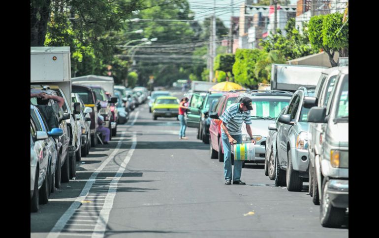 Cultura vial. Las hileras de autos que rondan el tianguis de Santa Tere los domingos. EL INFORMADOR / F. Atilano