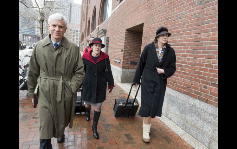 Los abogados de Dzhokhar Tsarnaev, encabezados por Judy Clarke (d), llegan a la Corte Joseph Moakley en Boston. AFP / S. Eisen