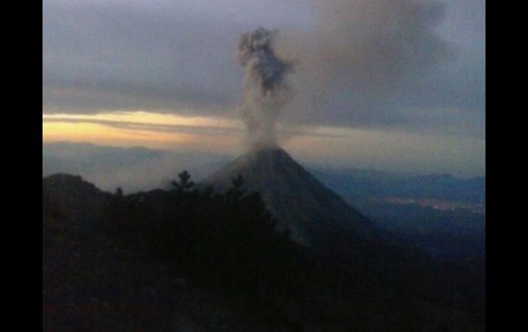 La exhalación que registró el Volcán de Colima sucedió a las 06:52 horas de este día. TWITTER / @PCJalisco
