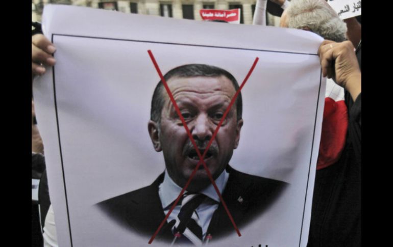 Cada palabra, artículo o tuit crítico contra Erdogan puede acabar sentando al autor en el banquillo. AP / ARCHIVO