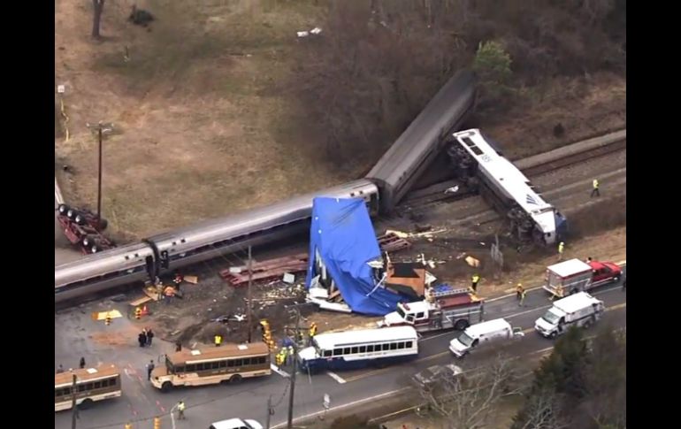 Un tren de pasajeros de la empresa Amtrak arrolló un camión que quedó detenido en un cruce de las vías. AP /