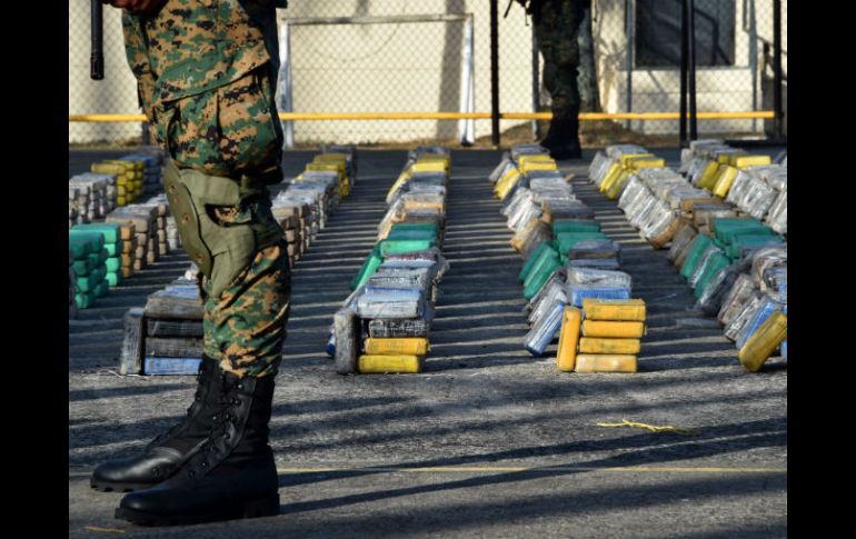 Los paquetes de cocaína son mostrados durante una conferencia de prensa de la SENAFRONT en Panamá. AFP / R. Arangua