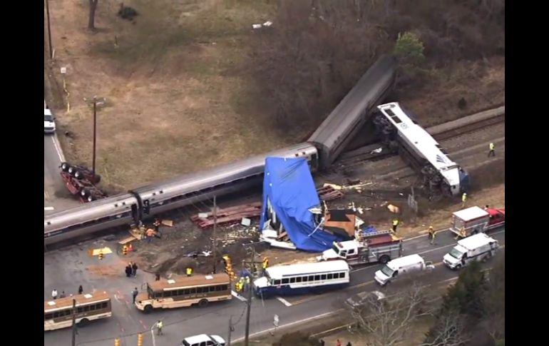 El tren de pasajeros de la empresa Amtrak se dirigía a Nueva York cuando ocurrió la colisión. AP /
