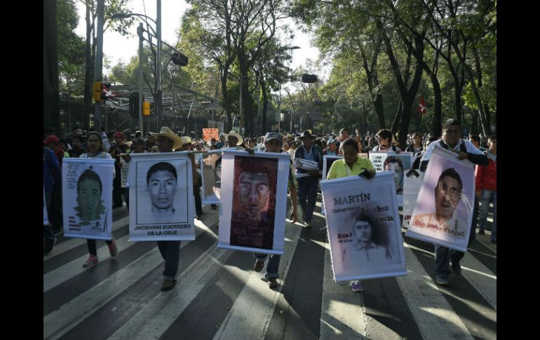 Los familiares de los 43 normalistas encabeza el contingente hacia la televisora. AFP / ARCHIVO