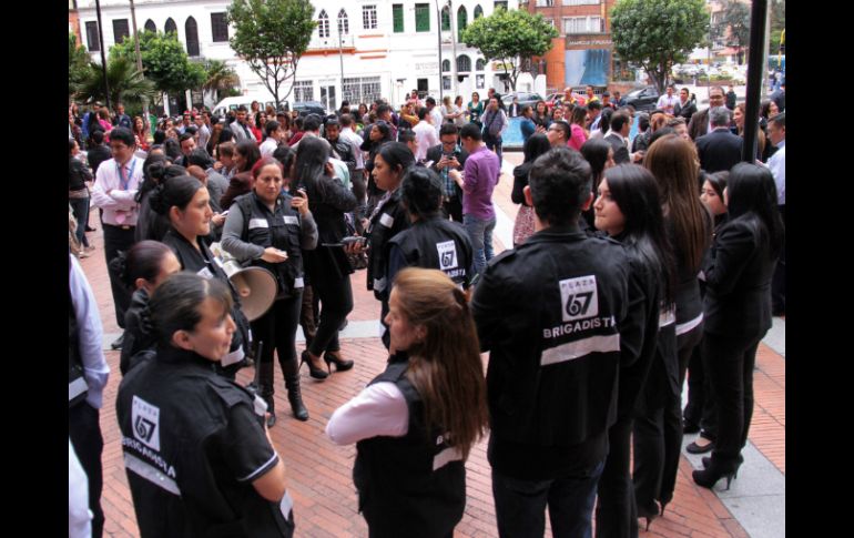 Edificios públicos como el Congreso y ministerios fueron evacuados en Bogotá de manera preventiva. EFE / M. García