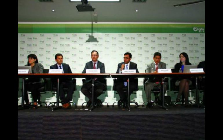 El comisionado presidente del IFT, Gabriel Contreras, informa del fallo en una conferencia de prensa. TWITTER / @IFT_MX