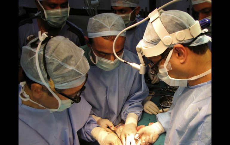 El transplante se llevó a cabo en diciembre y duró nueve horas por especialistas de la facultad de medicina. AP / ARCHIVO