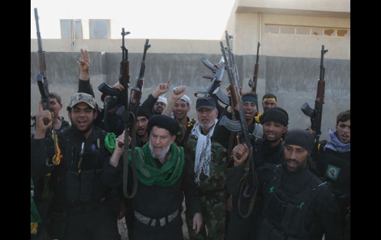 Miembros del grupo chiita iraquí llamado Brigadas Ali Imam gritan consignas contra EI en el campo de batalla. AP / Miembros del grupo chiita iraquí llamado Brig