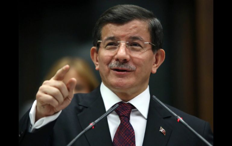 Ahmet Davutoglu aseguró que aquellos que estrechen la mano del presidente sirio serán responsables de 'crueldades en Oriente'. AFP / A. Altan