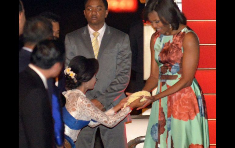 Michelle Obama es recibida por la primera dama de Camboya y el embajador estadounidense, William E. Todd. AFP / T. C. Sothy