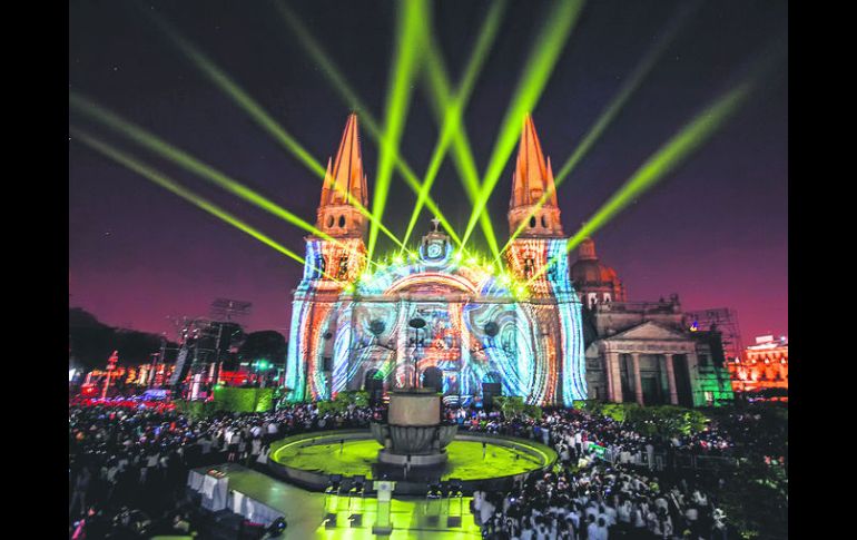 El 20 de marzo del año pasado la Catedral de Guadalajara fue iluminada con una serie de luces de colores y un show de video mapping. EL INFORMADOR / A. Hernández