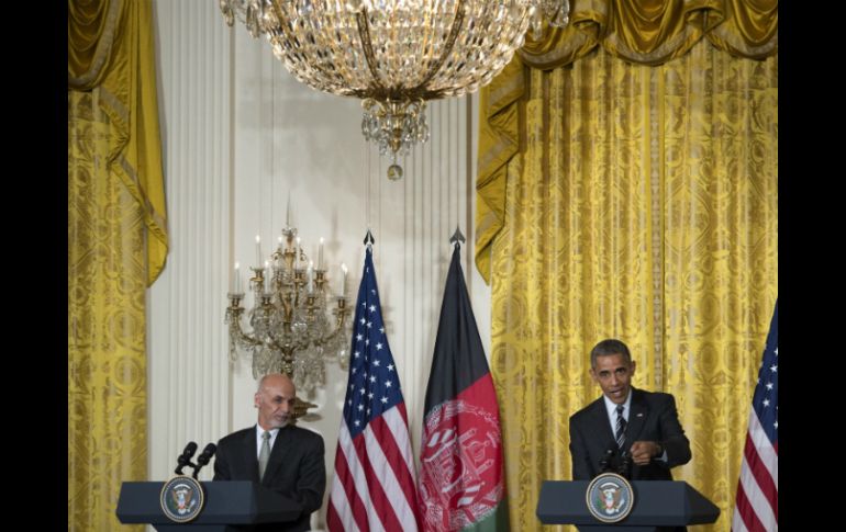 'Continuaremos apoyando el proceso de reconciliación afgana', dijo Obama (d) y Gani (i) subrayó su 'compromiso con la paz'. EFE / S. Thew