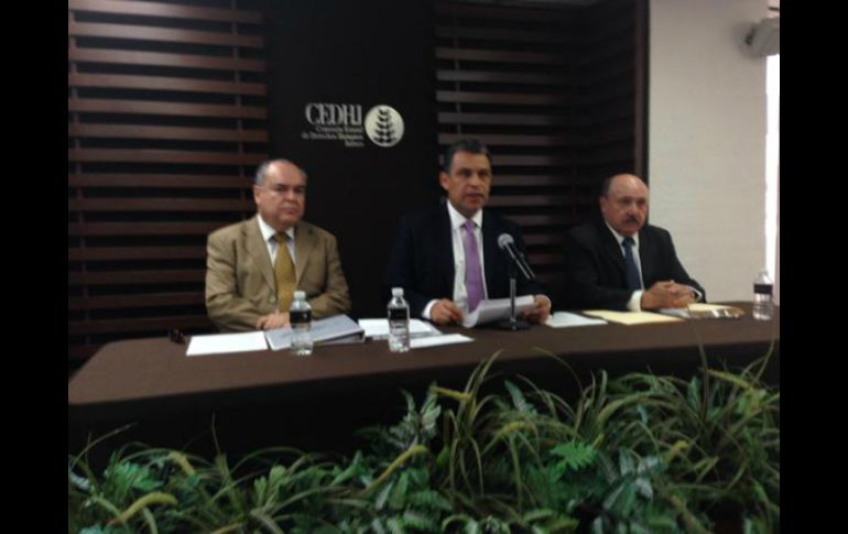 El titular de CEDHJ, Felipe de Jesús Álvarez Cibrián (c) hizo el anuncio en conferencia de prensa. TWITTER / @CEDHJ