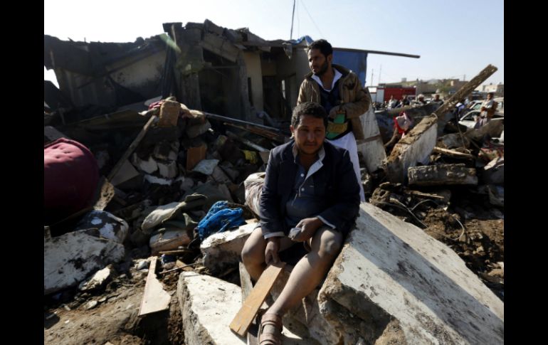 Al alba, los habitantes ven los destrozos: casas parcialmente destruidas, vehículos reventados. EFE / Y. Arhab