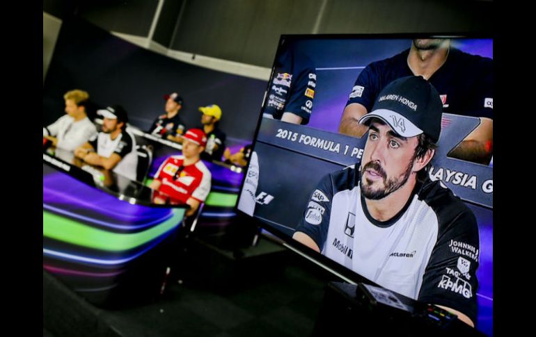 El español Fernando Alonso, de McLaren, monopolizó la rueda de prensa de los pilotos en el circuito de Sepang. EFE / S. Suki