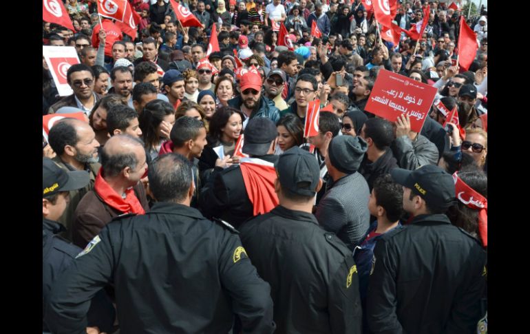 Miles de tunecinos marcharon este domingo en contra de la violencia extremista tras la masacre del 18 de marzo. EFE / STR
