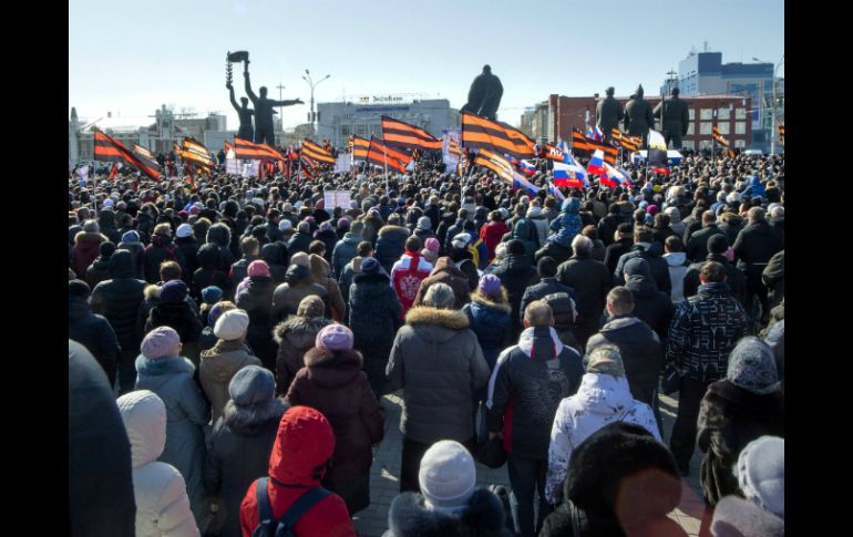Miles de personas se reunieron frente al teatro para manifestarse contra la ópera que consideraron ofendía a los cristianos. AP / I. Salakhiev