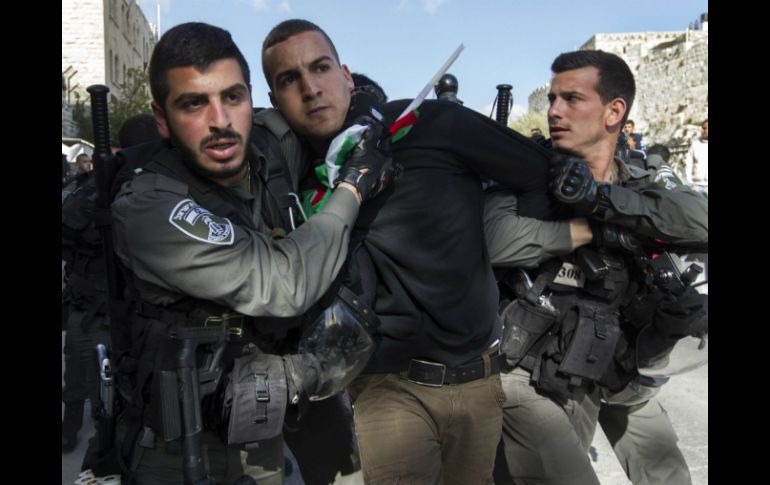 Un manifestante palestino es detenido por autoridades israelíes a la luz de la brutal ocupación militar impuesta por Israel. EFE / J. Hollander