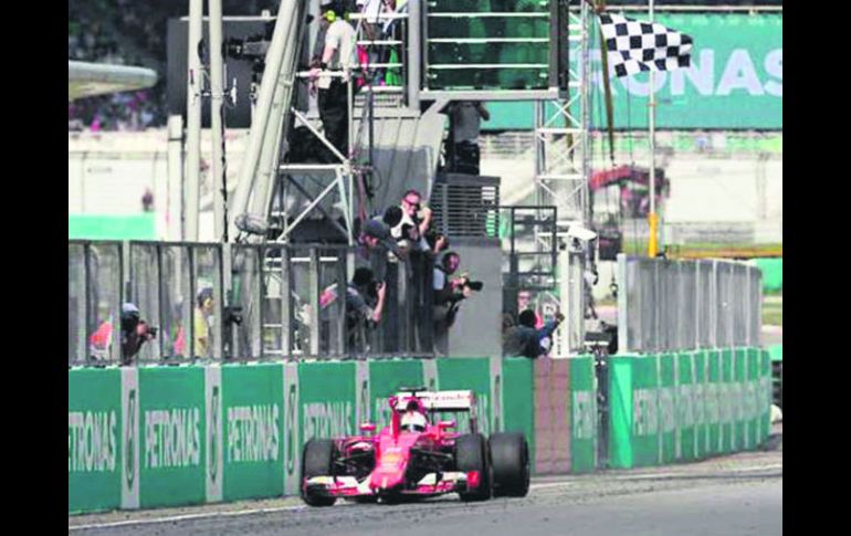 Malasia. Sebastian Vettel se llevó la bandera a cuadros en el Circuito de Sepang. AFP /