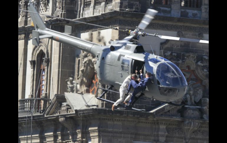 Por la mañana de este miércoles, el helicóptero de 'James Bond' realizó sus últimos sobrevuelos sobre el Zócalo. SUN / A. Salinas