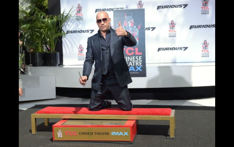 El actor Vin Diesel (der.) tras plasmar sus huellas en concreto durante la ceremonia en el Teatro Chino IMAX en Hollywood. AFP / J. Kempin