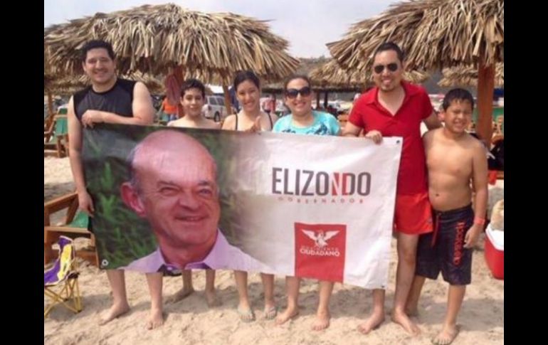 Fernando Elizondo presumió el apoyo de ciudadanos que se fueron a la playa para mostrarle apoyo. TWITTER / @FElizondoB