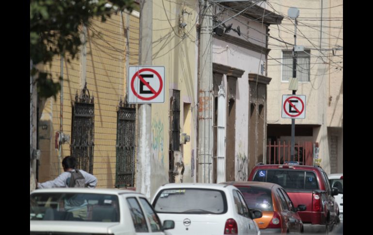 Estacionarse en zonas prohibidas figura como una de las infracción más comunes entre los conductores mexicanos. EL INFORMADOR / ARCHIVO