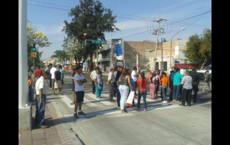 Los manifestantes bloquean el paso de autos en todos los carriles de la Calzada Independencia. TWITTER / @SITEURJAL