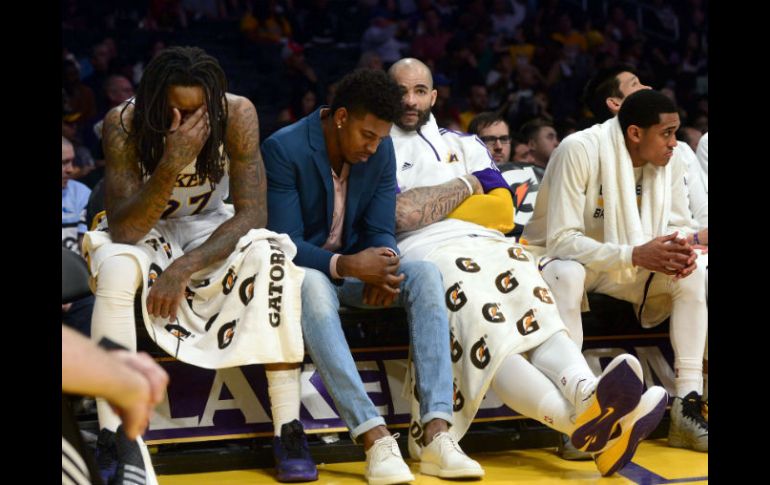 Parte del equipo de los Lakers de Los Ángeles durante el juego del domingo pasado ante los Clippers. EFE / M. Nelson