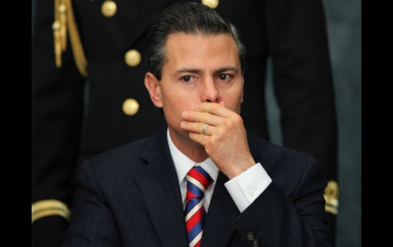 Sentencia que el gobierno 'aún espera un crecimiento que pueda llegar en el 2018, pero las promesas de Peña Nieto se han desplomado'. AP / ARCHIVO