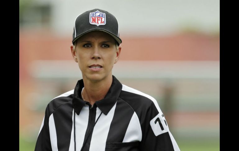 Thomas es la primera mujer árbitro de tiempo completo en la NFL y será la segunda que participe en un juego de temporada regular. AP / M. Duncan