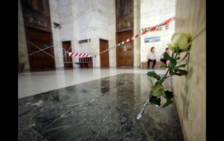 Una flor en uno de los muros del Palacio de Justicia de Milán honrra a las víctimas, un día después del tiroteo registrado. EFE / M. Bazzi