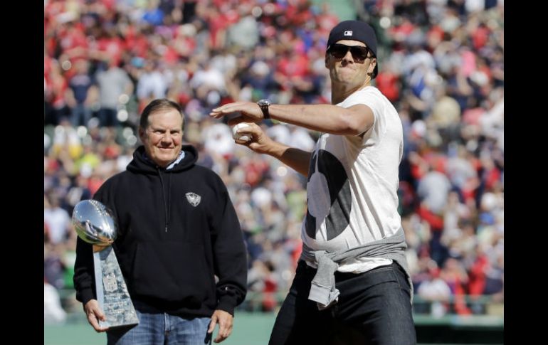 Brady tuvo algunos inconvenientes con la pelote de beisbol, ya que su lanzamiento no llegó ni al plato. AP / E. Amendola