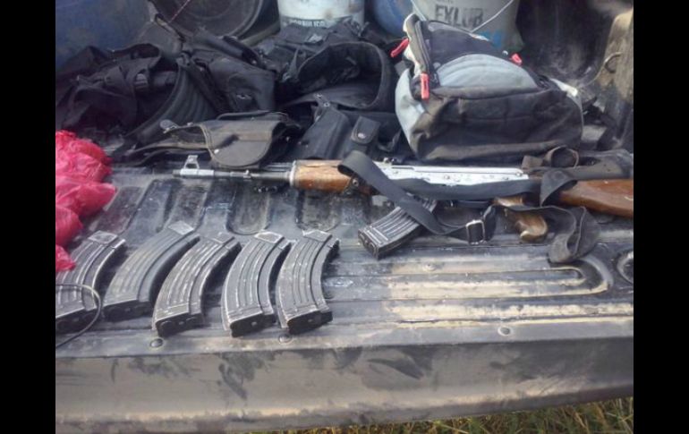 Las armas, la droga y los vehículos quedaron a disposición de un agente del Ministerio Público. TWITTER / @FiscaliaJal
