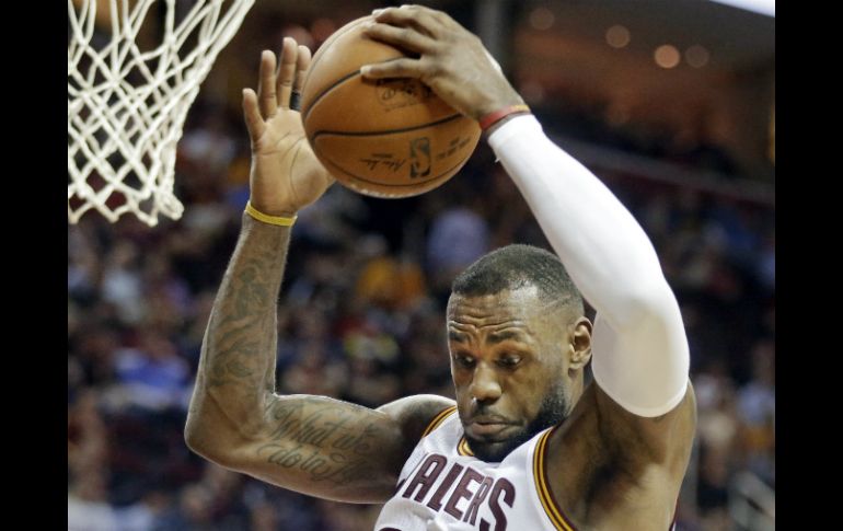 James regresó a los Cavaliers esta temporada tras cuatro temporadas con Miami Heat. AP / ARCHIVO